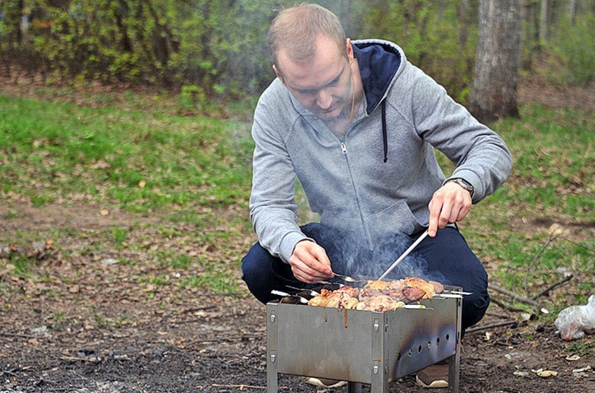 Парень с девушкой на шашлыках