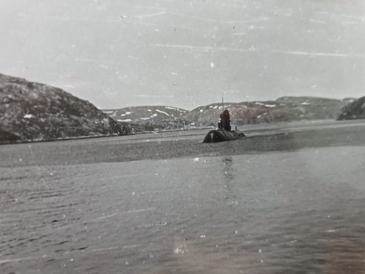 Б-319 заходит в Екатерининскую гавань.