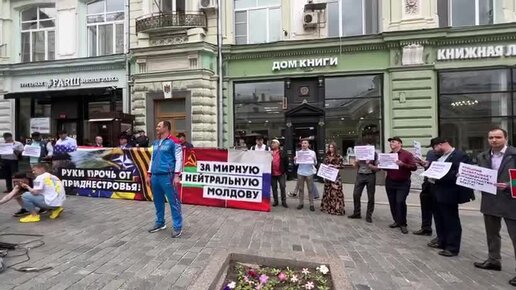 Посольство молдовы график. Митинг у посольства Молдавии в Москве. Посольство Молдовы в Париже. Посольство Молдовы в Дублине. Посольство Молдовы в Берлине.