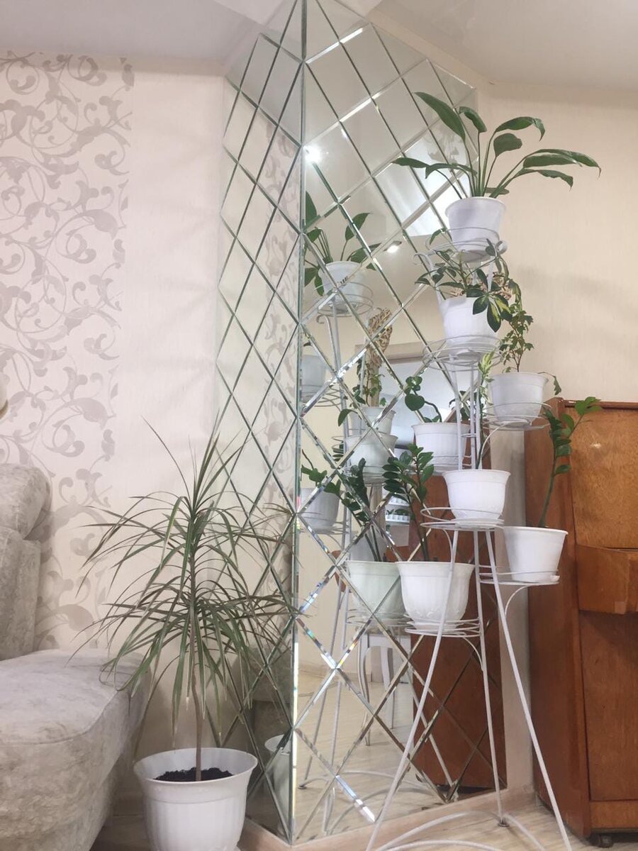 Зеркальная плитка – очень красивый отделочный материал и придает изысканности любому интерьеру. Но, как это ни странно прозвучит, далеко не все любят зеркала в своем помещении.