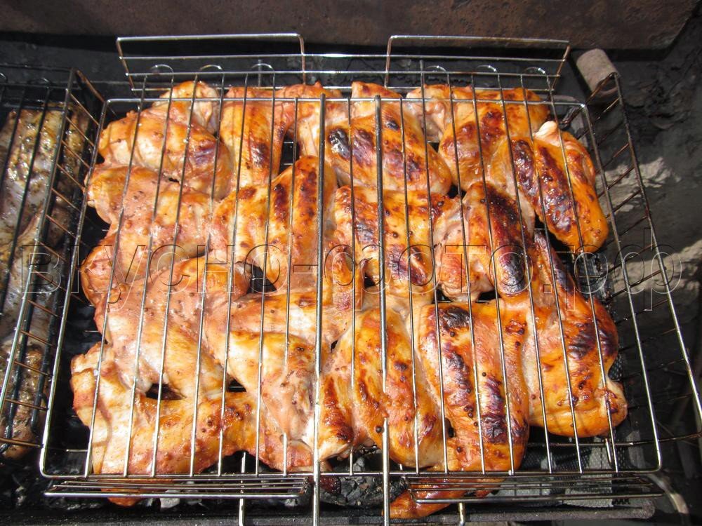 Шашлык на решетке курица. Куриные бёдрышки на мангале. Шашлык на решетке на мангале. Курица на решетке на мангале. Курица на мангале.