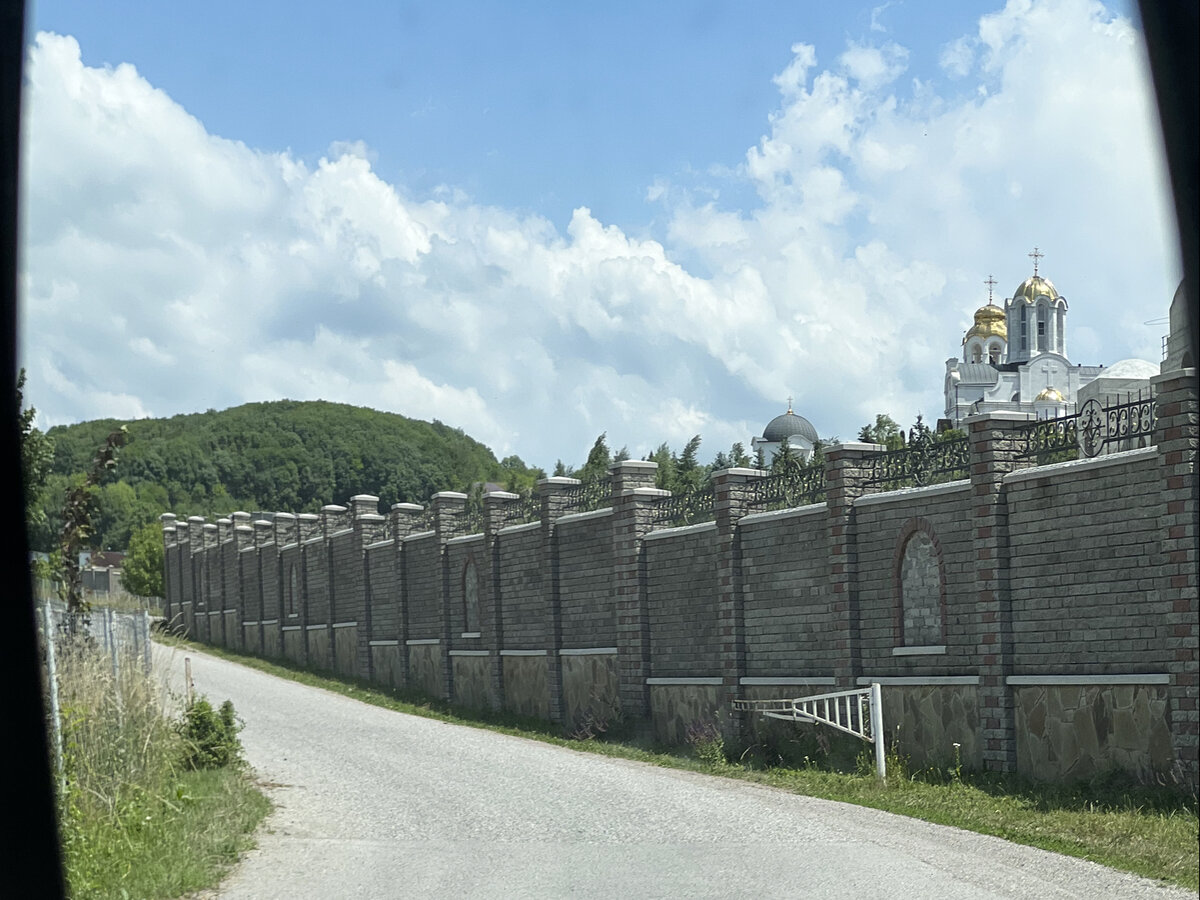 У стен Свято-Георгиевского женского монастыря