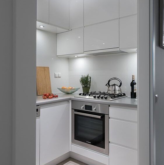 Очень маленькая белая кухня. Источник: Pinterest. Соответствие моделям Первой мебельной фабрики: СТАР/ДУЭТ/ДЖОЙ 