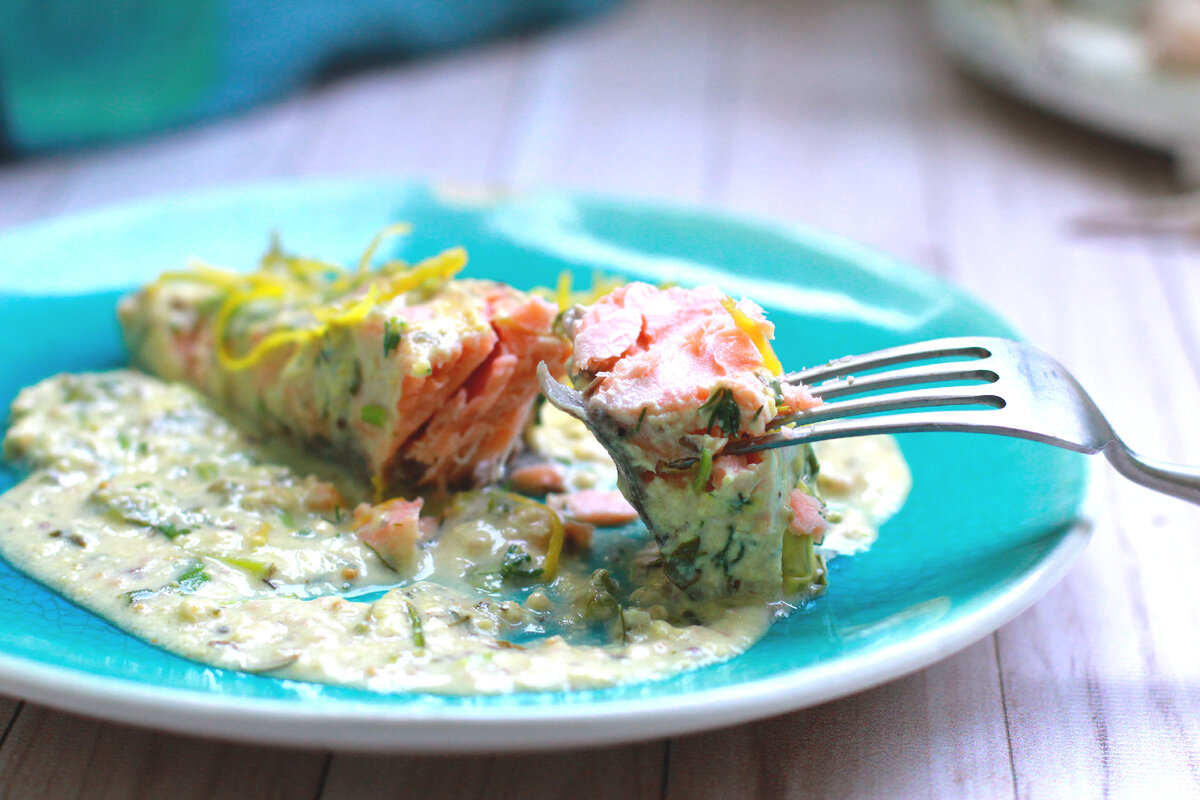 Лосось, запеченный в йогуртовом соусе с травами от Елены Некрасовой. Рецепты здесь: https://t.me/urbanistka_vl