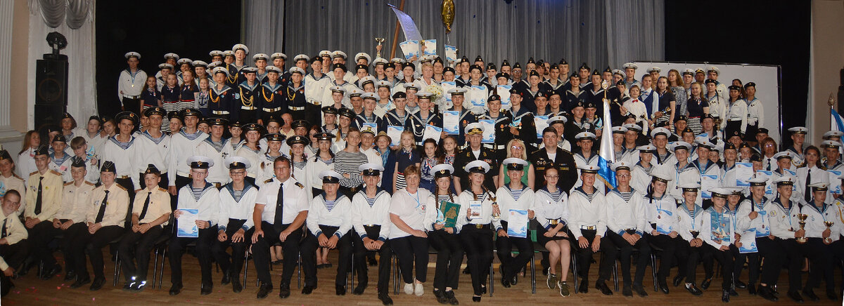 Команды - участники Межрегионального Слёта юных моряков в Костроме. Фото Владимира Козлова