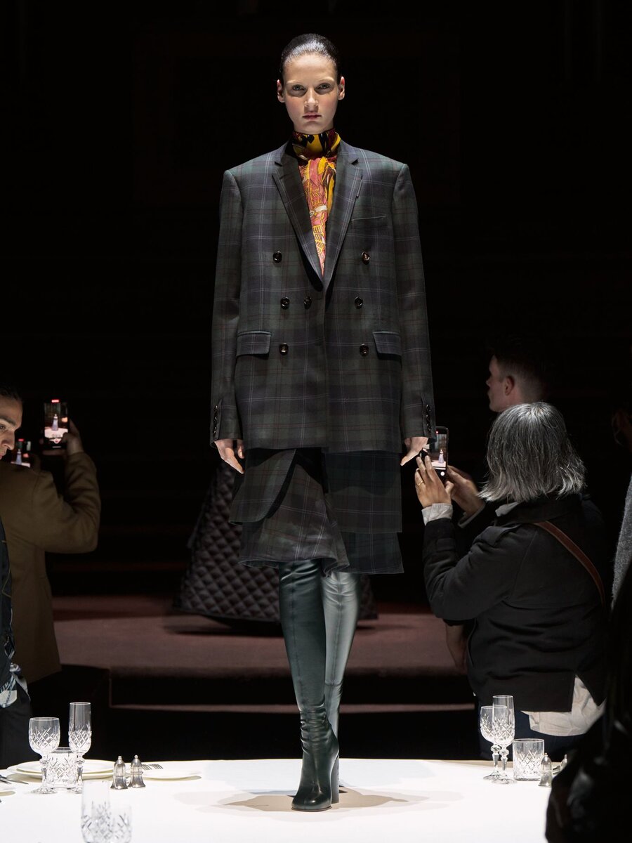 Темный пиджак почти закрыл золотисто-розовую блузку. Фото Burberry