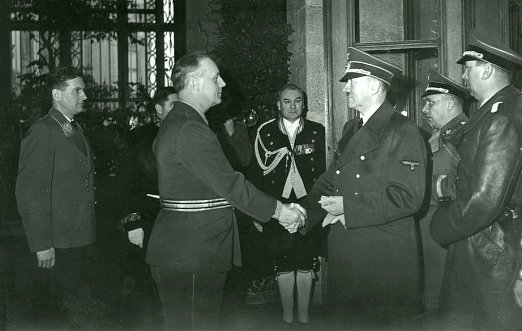 А. Гитлер пожимает руку И. Риббентропу