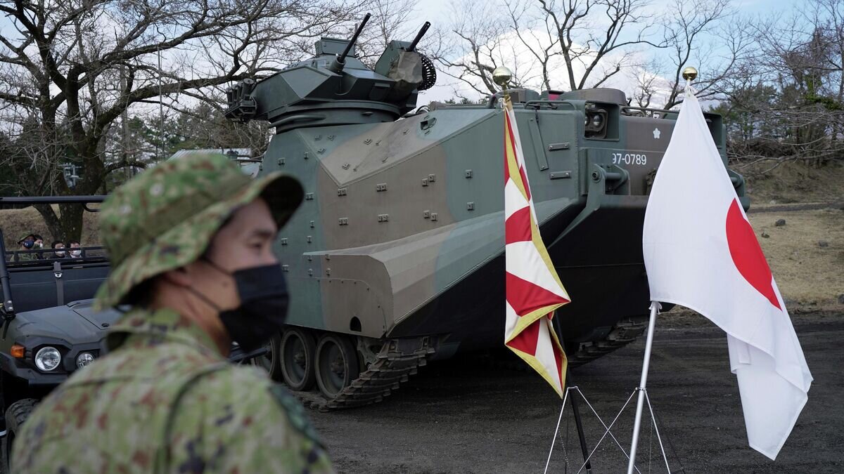    Десантно-штурмовая машина-амфибия 7 (AVV7) Сухопутных сил самообороны Японии на полигоне Хигаси Фудзи© AP Photo / Eugene Hoshiko