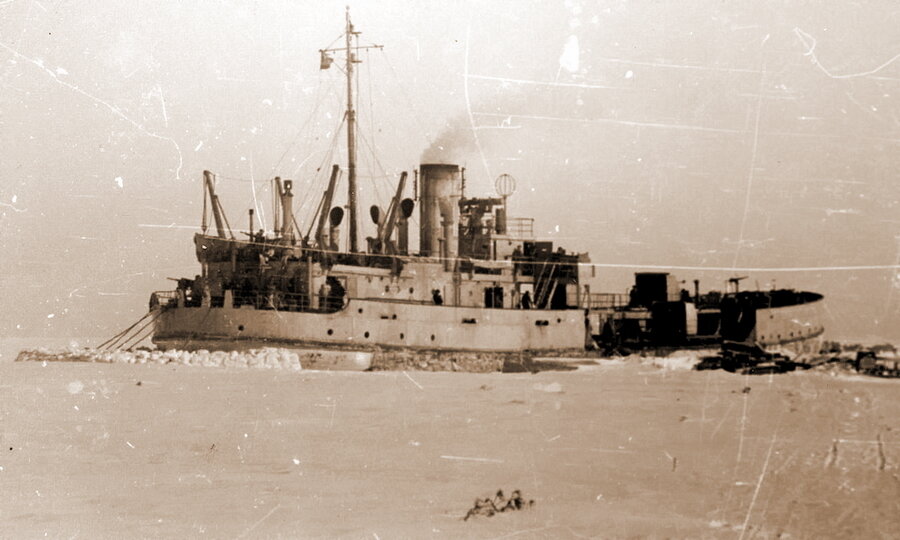 Фото одной из грунтовозных шаланд Балтийского флота, однотипных с "Селемджой" и переоборудованных с началом войны в канонерские лодки. Снимок ориентировочно 1942 года.