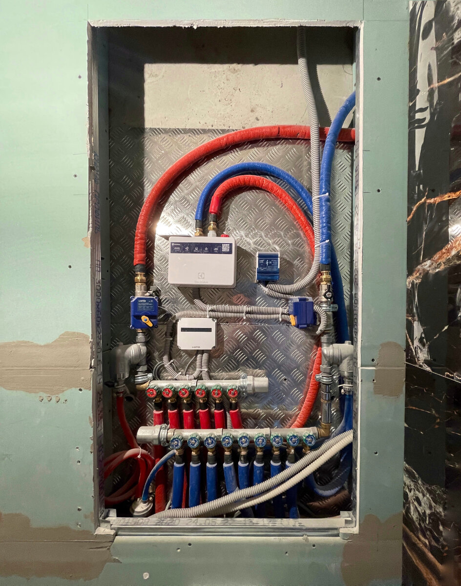 Проточный водонагреватель Electrolux в сантехшкафу на нашем объекте в ЖК Настроение 