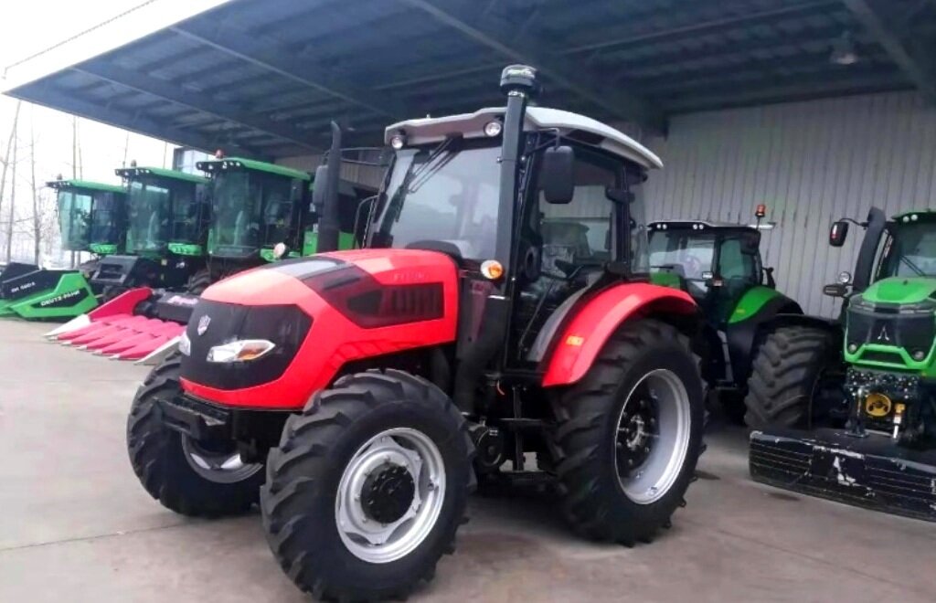 Трактор Farm Lead FL-904 на заводе в Китае (на заднем плане видны зелёные тракторы и комбайны - это Deutz-Fahr)