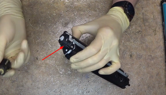 Фото 48. Расположение бушингов на оси ролика проявки