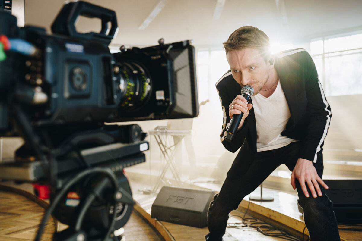 помню пост Аманды Палмер, фотка примерно такая же, подпись "вы смотрите на человека, который делает свою работу"