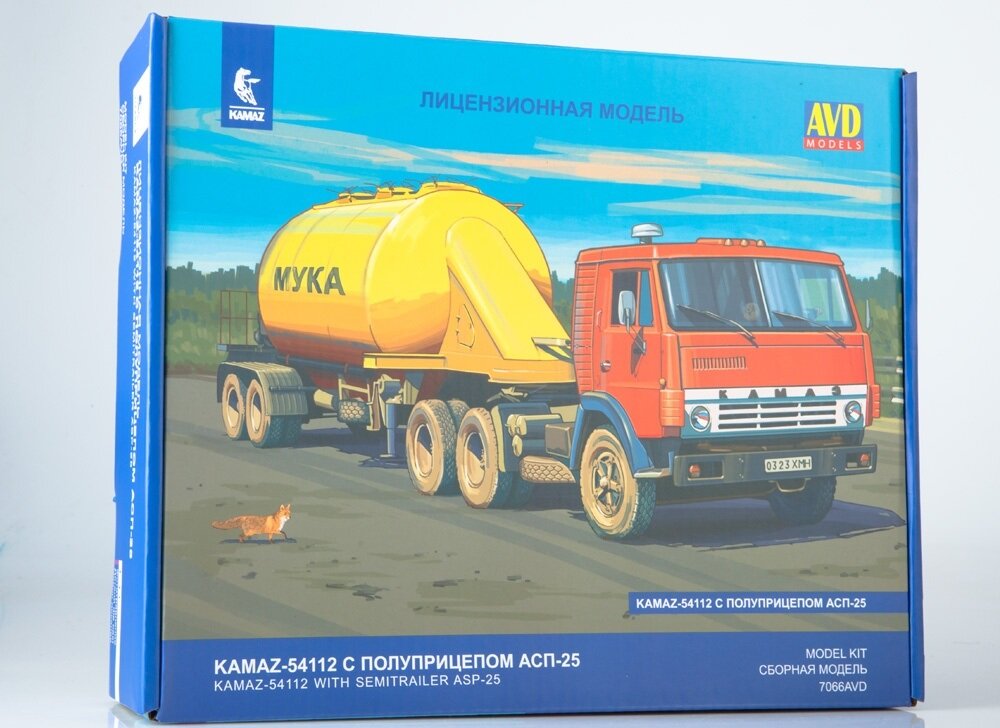 Значит, выходил вот такой набор. Но мне он достался без тягача, только прицеп. В общем-то Камаз у меня уже на тот момент был журнальный, его я и планировал задействовать в сцепке. 
