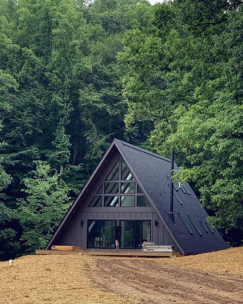 Дом при свете дня. Этот снимок сделан еще на этапе строительства: террритория не прибрана, на веранде — остатки пиломатериалов и стальных конструкций 