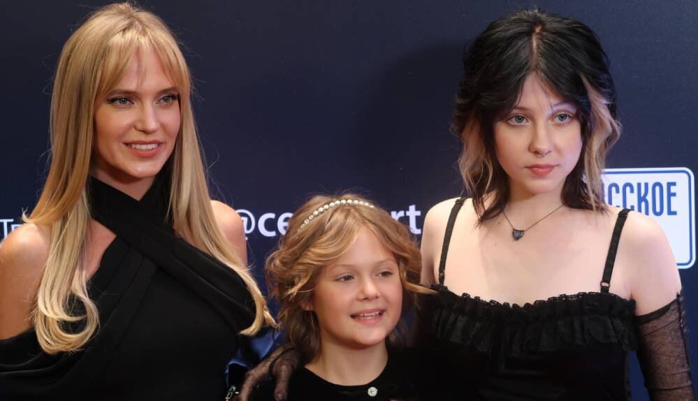    Наталья Ионова на премьере с дочерьми Верой и ЛидиейФото Сергея Черных