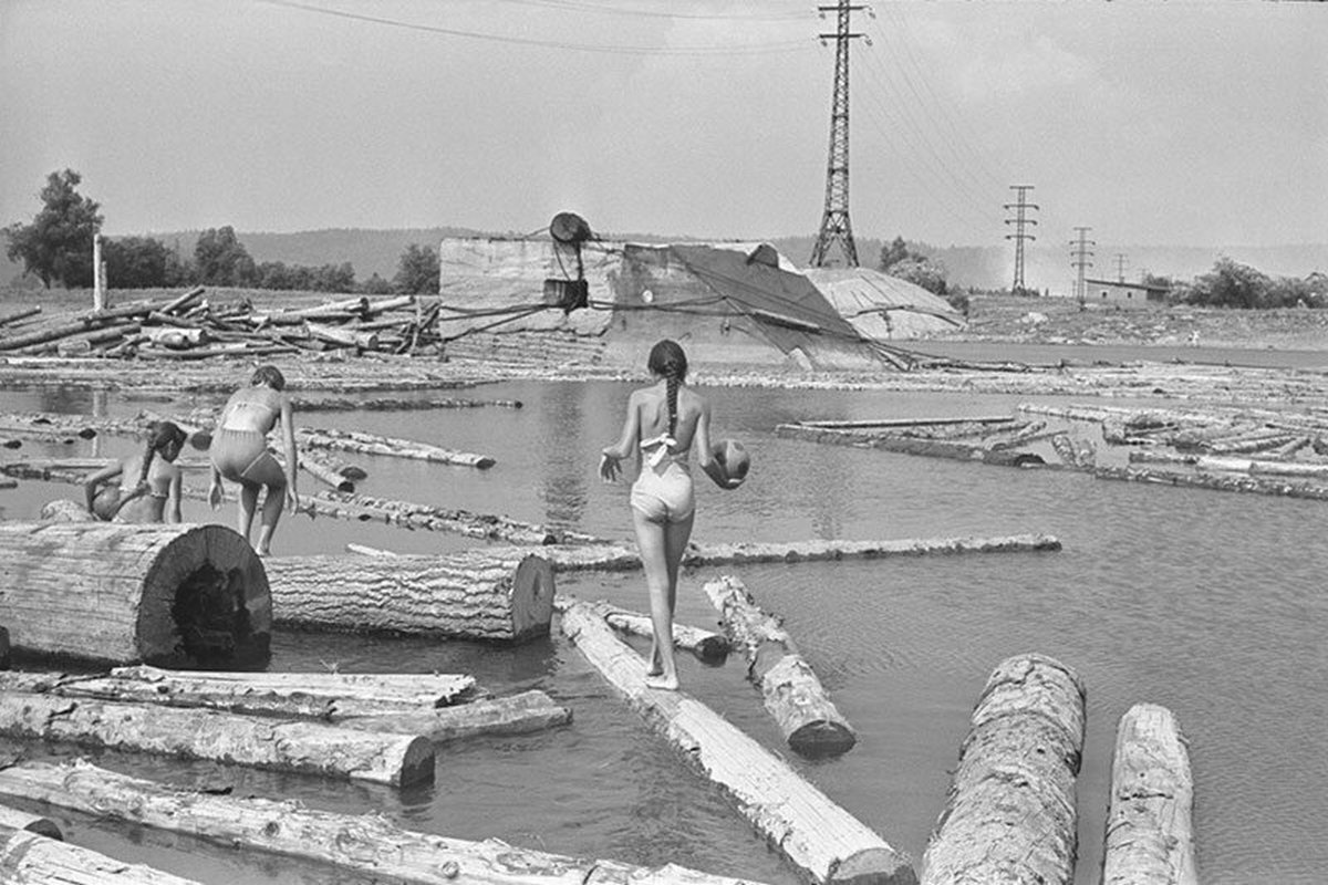 Советские женщины на реке