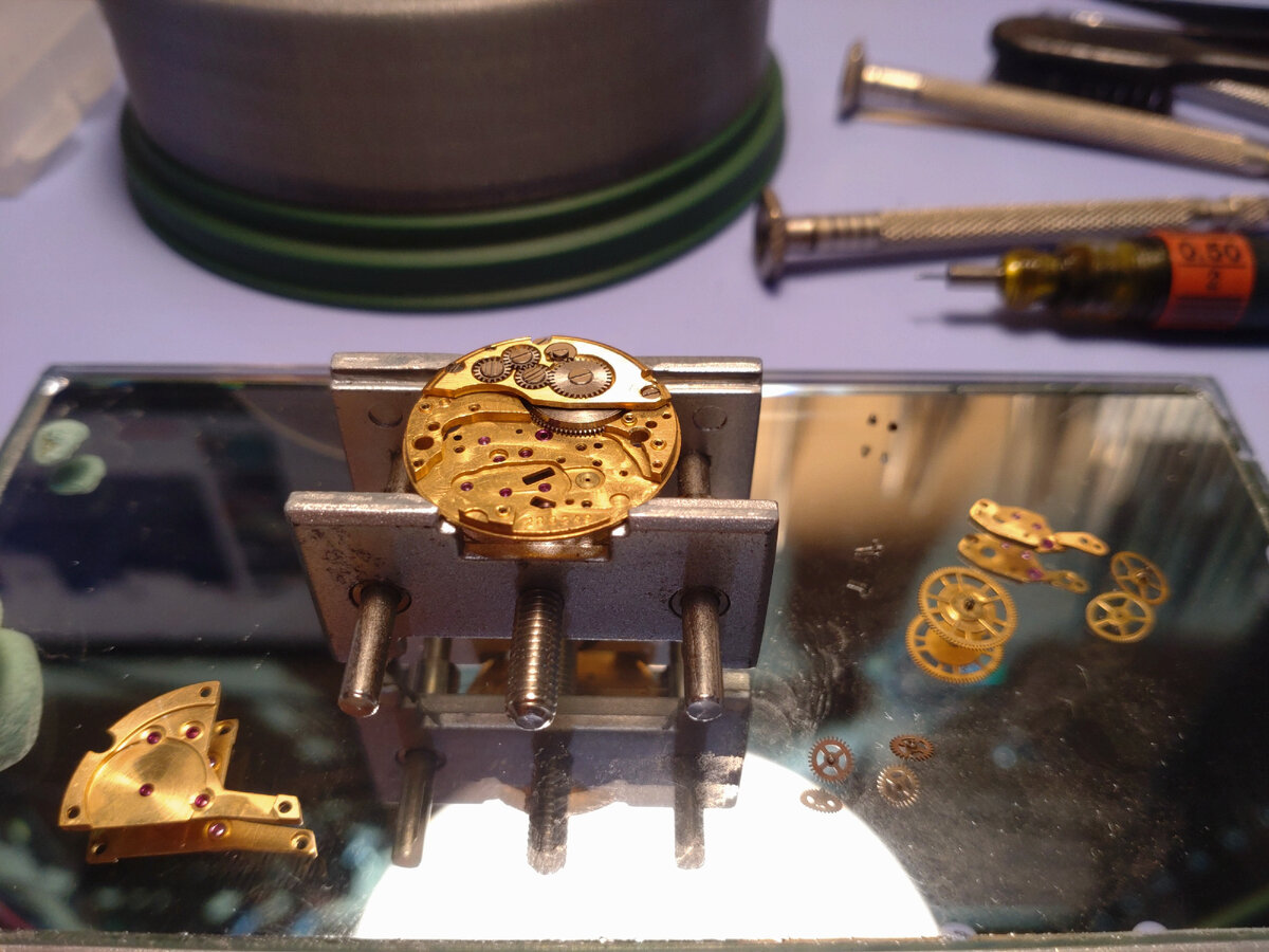 Справа дополнительный мост ангренажа, двойное колесо и малые промежуточные колеса (фото сделано на зеркале, поэтому может показаться что колёс больше чем нужно) 