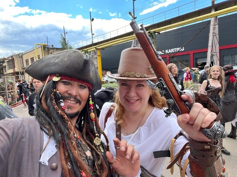 Все в восторге от костюма. Но, в первую очередь, от самого Дж… Капитана Джека Воробья!