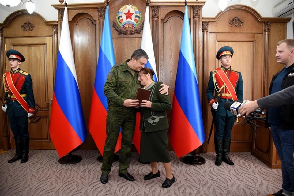     Звезды Героев ЛНР Леонид Пасечник передал на хранение родным погибших. Фото: АГ ЛНР