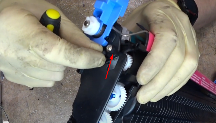 Фото 18. Картридж засыпан по краям отработанным тонером