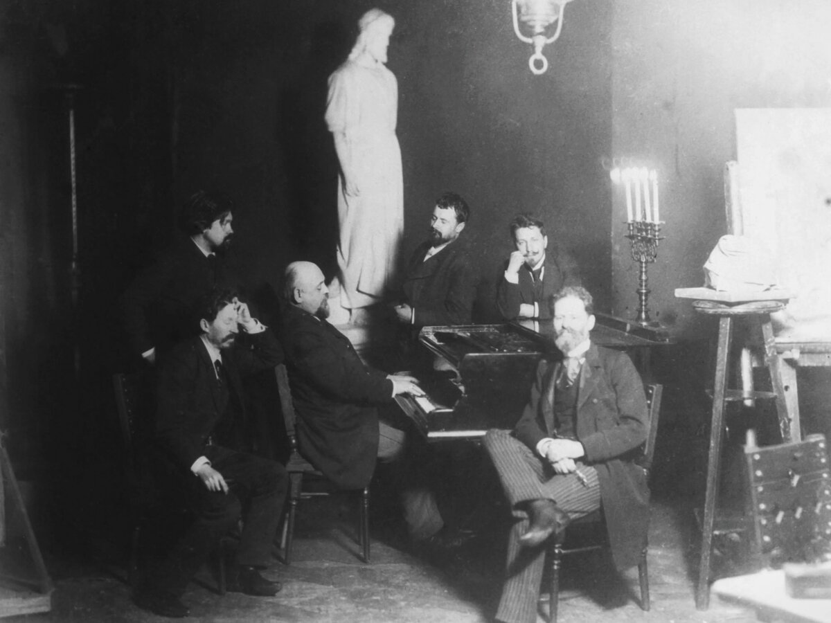 СЛЕВА НАПРАВО (НА ПЕРВОМ ПЛАНЕ): СКУЛЬПТОР МАРК АНТОКОЛЬСКИЙ, САВВА МАМОНТОВ, ХУДОЖНИК ВАСИЛИЙ СУРИКОВ. СЛЕВА НАПРАВО (НА ВТОРОМ ПЛАНЕ): ХУДОЖНИКИ ВАЛЕНТИН СЕРОВ, КОНСТАНТИН КОРОВИН И ИЛЬЯ РЕПИН В КАБИНЕТЕ ДОМА САВВЫ МАМОНТОВА НА САДОВОЙ УЛИЦЕ. МОСКВА, 1880-Е ГОДЫ (?). ФОТОГРАФИЯ: РЕПРОДУКЦИЯ ТАСС