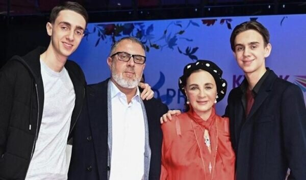 Ирина Винер с сыном и двумя внуками, фото: uznayvse.ru  📷
