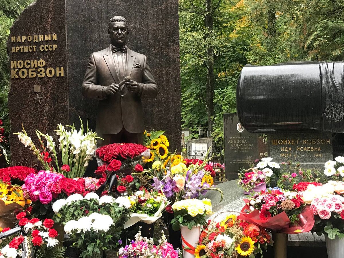 Иосиф Кобзон стоит с микрофоном между мамой, которую горячо любил и тёщей.
