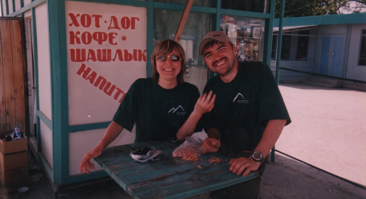 Автор со Шпионом в Порт Кавказе. Поедаем бычки горячего копчения и местные креветки. Фото из личного архива.