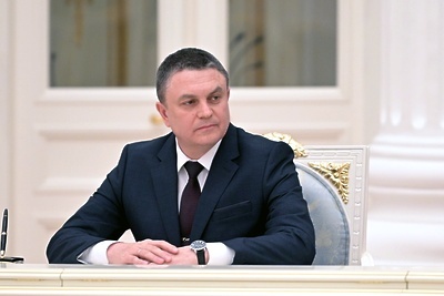   Глава ЛНР Леонид Пасечник во время подписания указов о признании Российской Федерацией Луганской Народной Республики ЛНР и Донецкой Народной Республики (ДНР). ©Алексей Никольский РИА Новости