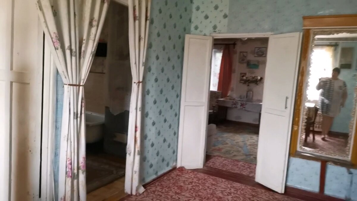 Наш дом внутри, и бабушка и мама просили не продавать дом после их ухода, а мы и не собираемся, дом это мое место силы