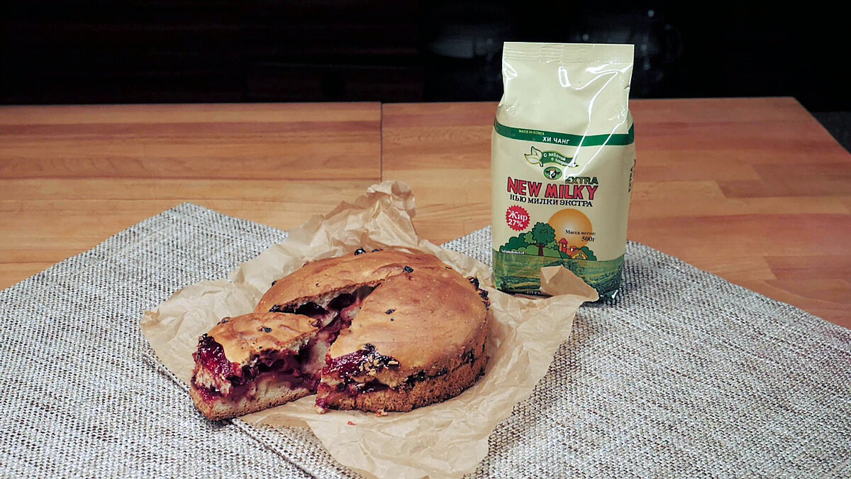 Пирог с яблоками и брусникой