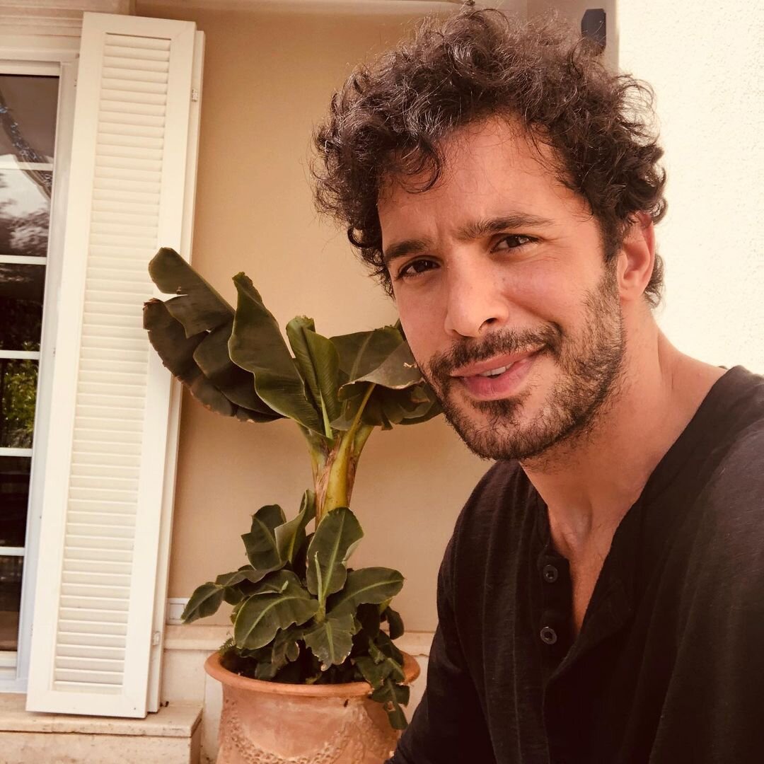 Керем Бурсин, Бурак Озчивит и други глумци: ухватите ТОП 5 турских срцелопаца