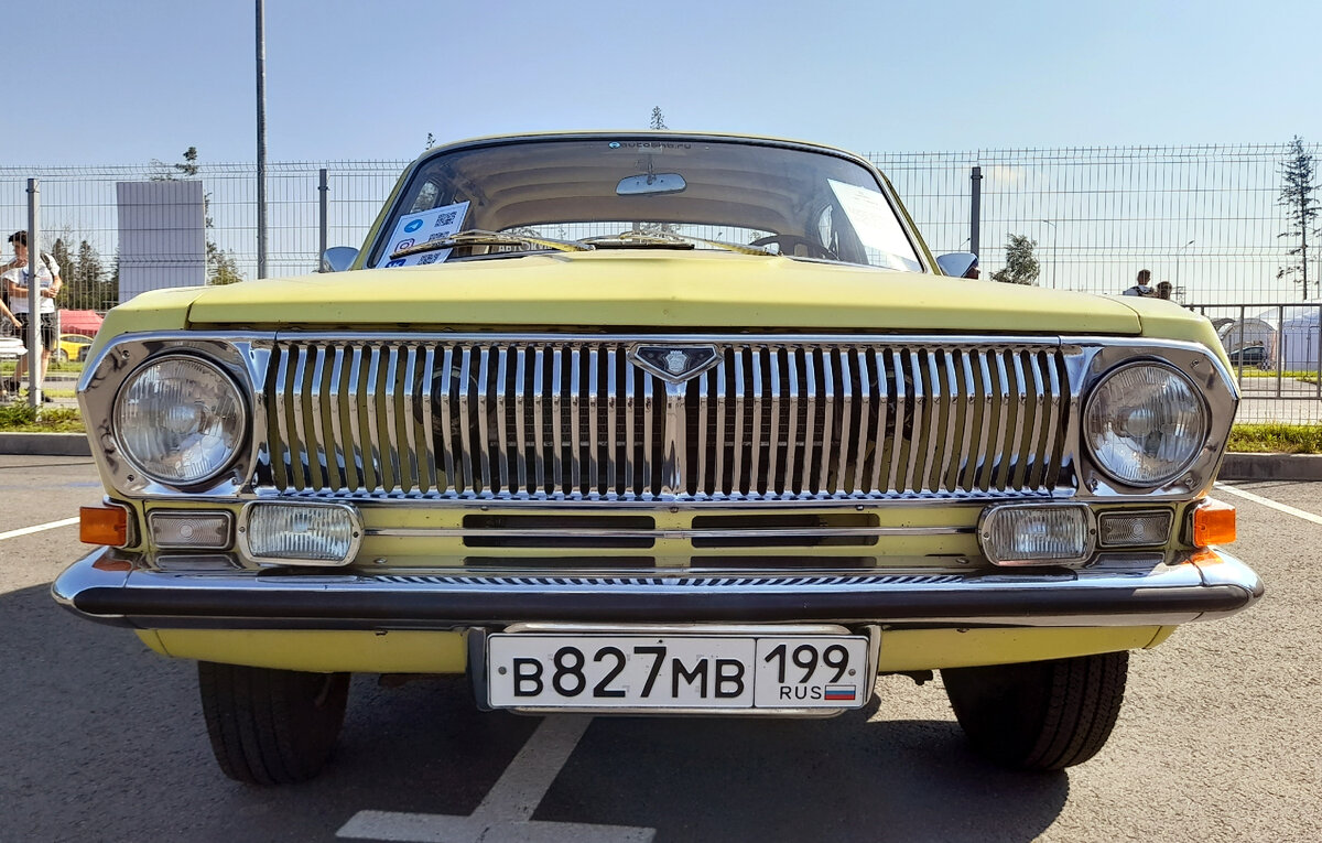 Вот она, советская эстетика семидесятых: прямые и плоские (в чем-то даже примитивные) линии, но при этом все еще не угасшее стремление подражать американскому стилю. В данном случае за счет обильного количества хрома