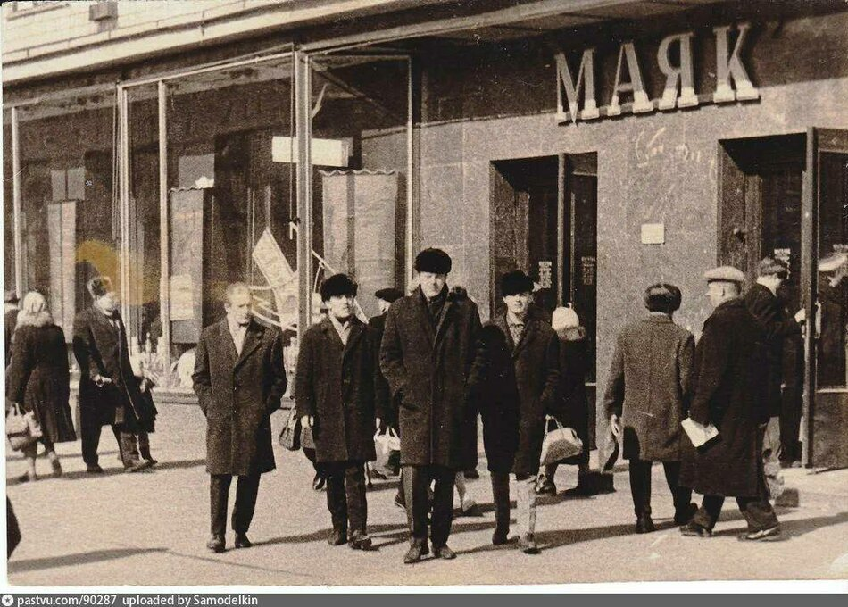 Магазины: В кафетерии желающие могли пропустить рюмочку под бутерброд с ...