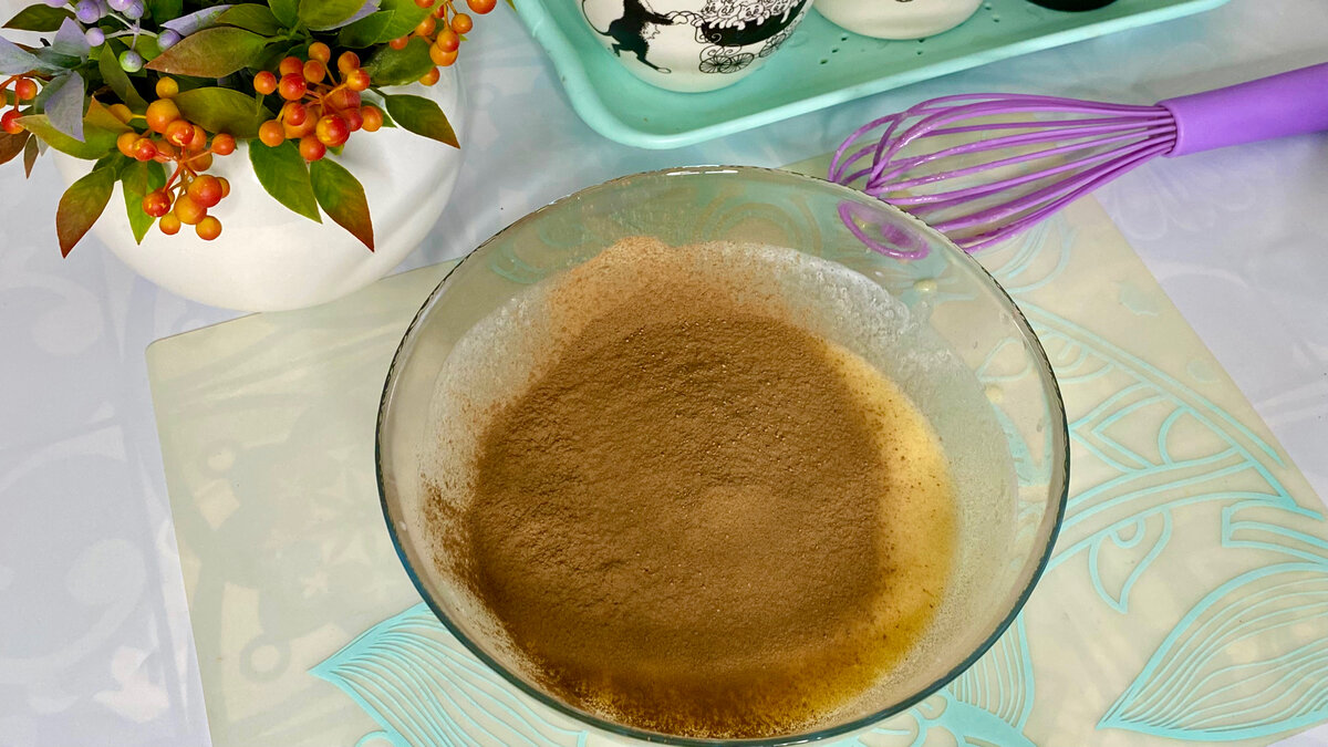 Кто не любит шоколадный бисквит, можно без какао. 