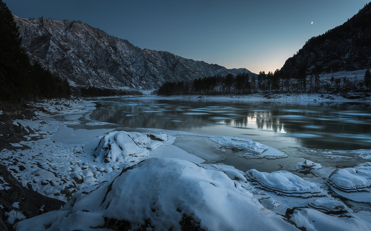 Морозная зима с озером возле гор уникальная красота и впечатления