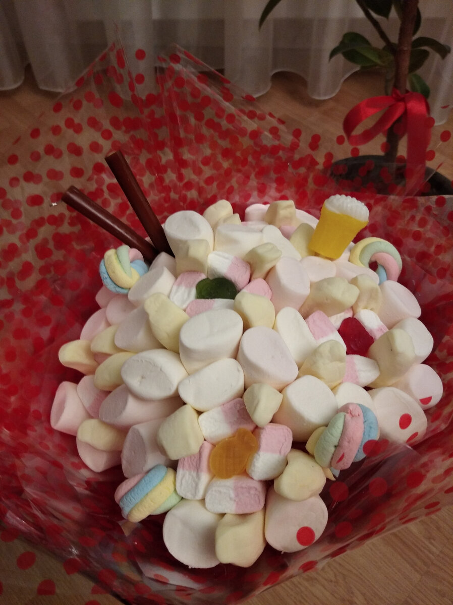 Мой первый сладкий подарок. Из личного архива