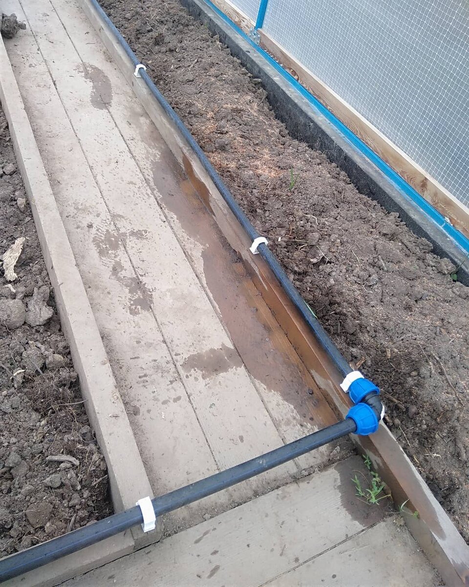 Магистральная трубка от насосной станции заходит в теплицу 