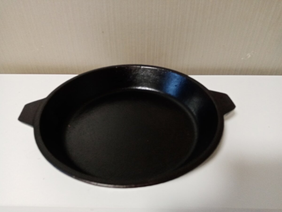 Чугунная советская сковорода, досталась в наследство от дедушки. Муж почистил, обжег, смазал, стала красивой)