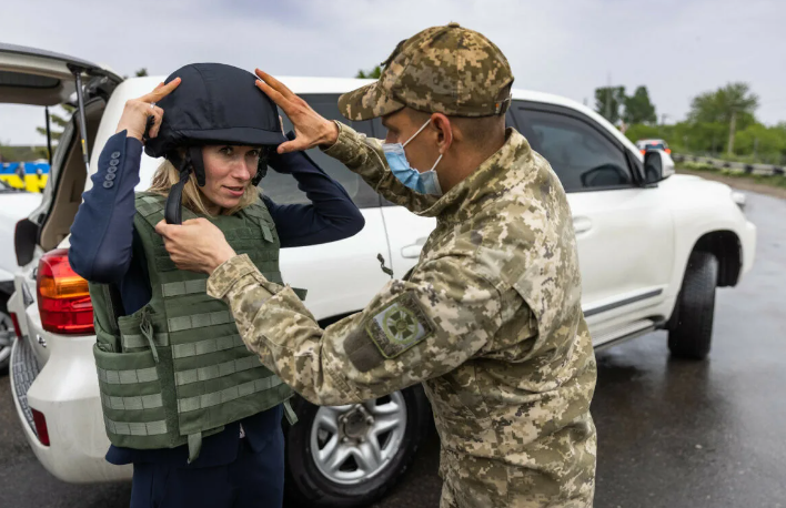 Принцесса войны  Кая Каллас уже готовится, но пока непонятно к чему - то ли стену строить, то ли к военным действиям (фото с сайта  rus.uudis.net)