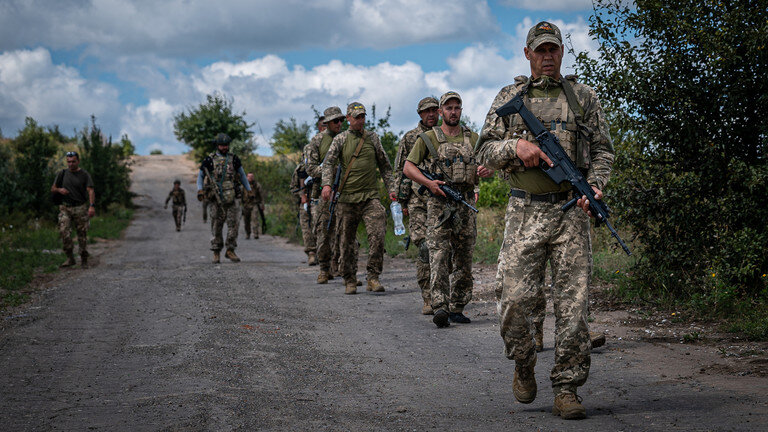 Украинские военнослужащие маршируют на полигоне