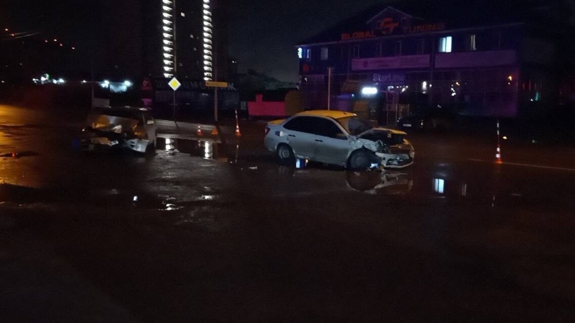     Здесь столкнулись Lada Granta и Nissan. Причиной ДТП стало нарушение очередности проезда, сообщили в ГИБДД по Тюменской области.
