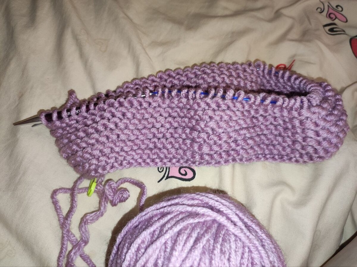 Третий раз начинала, с первого раза не смогла определиться с шириной, перевязывала