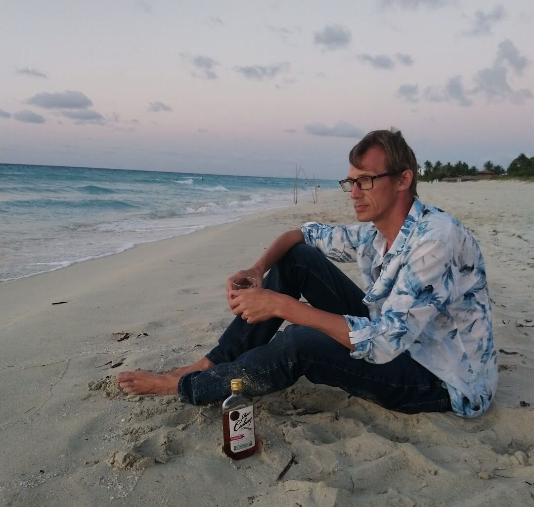 Закатными часами на берегу океана только и мысле, что о море 