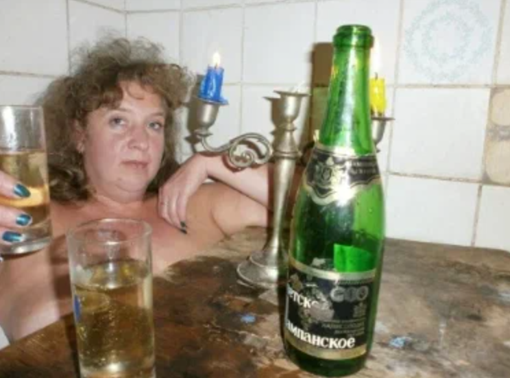 Саша с Анютой уже собирались выходить,когда к особняку подъехала шикарная иномарка и во двор зашли родители жениха,Василий Антонович и Зинаида Петровна.