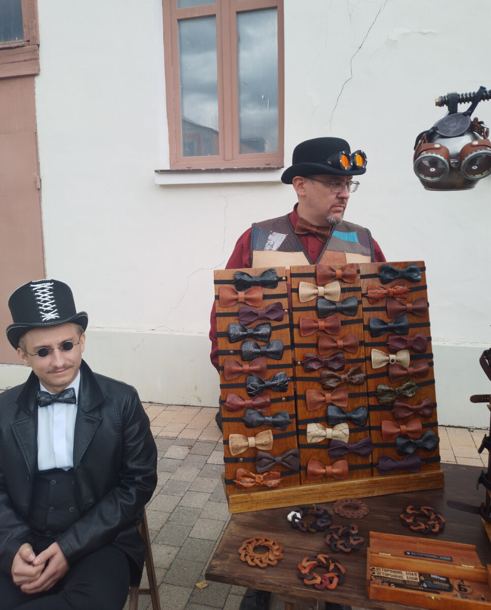 Нашему городу -877, но он  как всегда молод, красив, хорош собой, да ещё в в полном расцвете сил, радует своих жителей и гостей, историческими  памятниками, итересными музеями, замечательными...-8