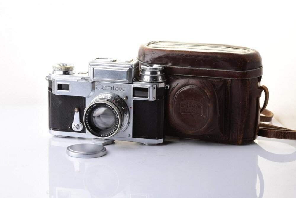 Использовано фото с сайта: http://sovietcamerastore.com/product/pre-war-contax-iii-rangefinder-camera-with-carl-zeiss-jena-sonnar-5cm-f-1-5-lens-from-1941/