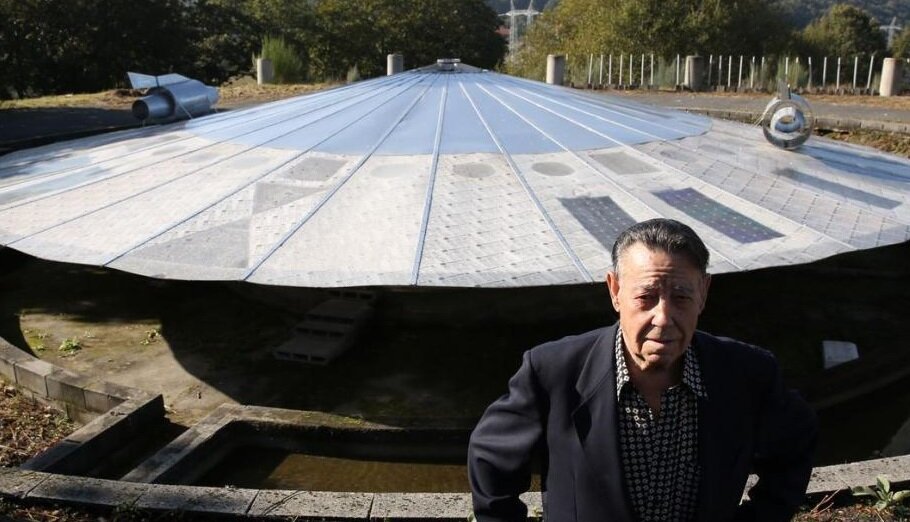 Испанский пенсионер на своем дворе построил НЛО  за 2,6 млн. крон – тарелка должна летать на вымышленную планете.
