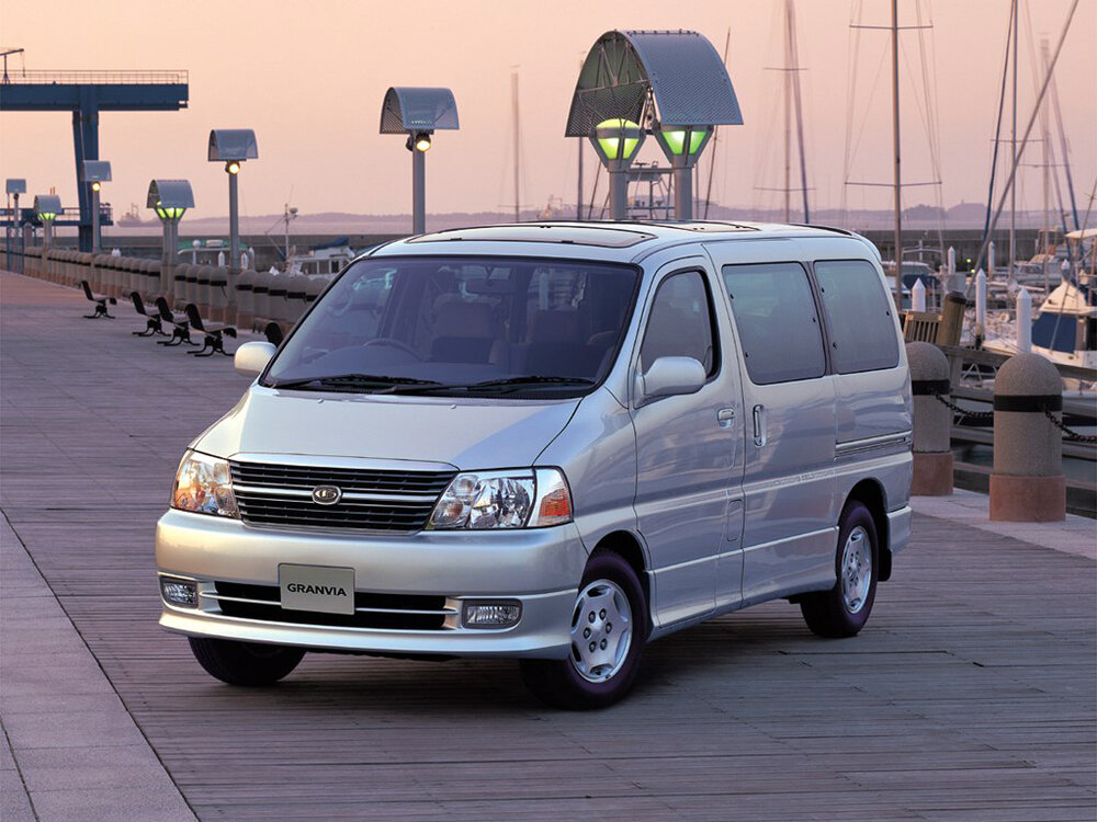 Toyota Granvia образца 1999 годаО силовых агрегатах для возрождённой Granvia пока ничего не известно. Скорее всего, новинке достанутся дизельный 2.8 (176 л.с.) и бензиновый 3.5 (280 л.с.), которые сейчас ставятся на Toyota Hiace. И вообще, новая «Гранвия» снова будет улучшенной и облагороженной версией трудяги «Хайэйса».